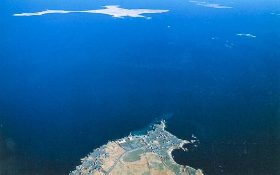 根室半島上空から望む歯舞群島の写真